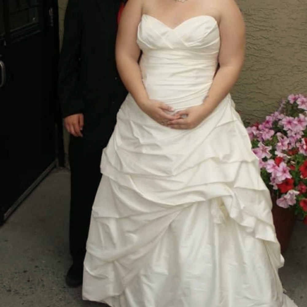 Paloma Blanca wedding gown size 16
